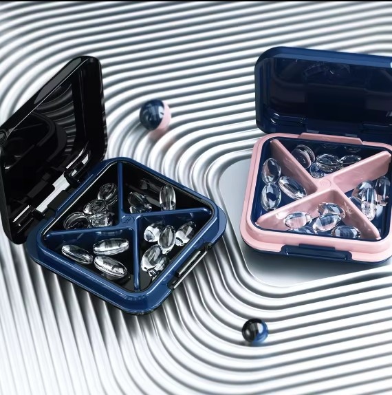 Таблетница органайзер на 4 отделения из пластика глянцевая 6,3×6,3 см - синий цвет 602163 фото